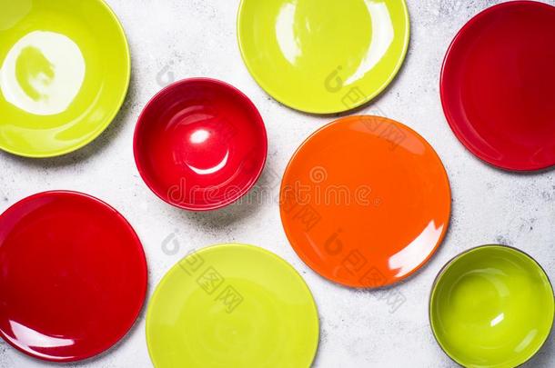有色的<strong>整套</strong>的餐具-红色的和绿色的盘子向光st向e表.