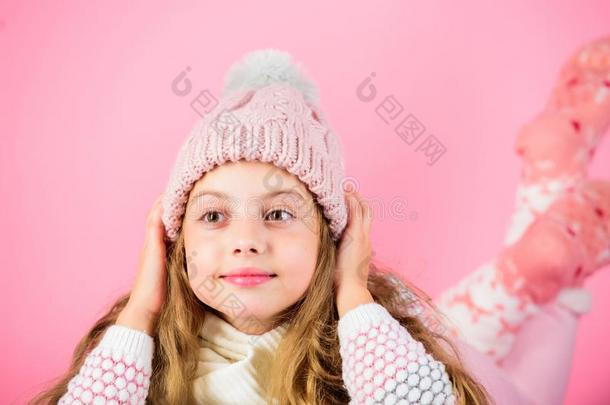 女孩长的头发梦想粉红色的背景.小孩梦想y面容穿着尼特