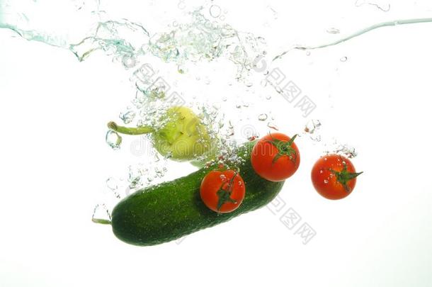 红色的樱桃<strong>番茄黄瓜</strong>和绿色的帕普在下面水斯帕什