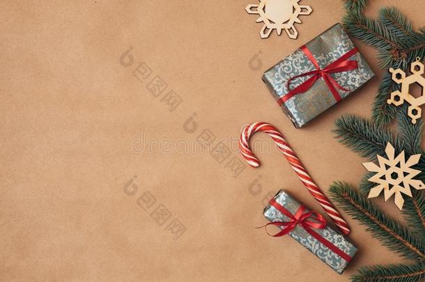 酿酒的圣诞节卡片.圣诞节装饰向牛皮纸包装材料纸