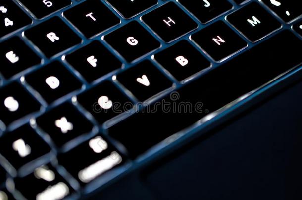 照片关于键盘键盘从背后照亮的键盘