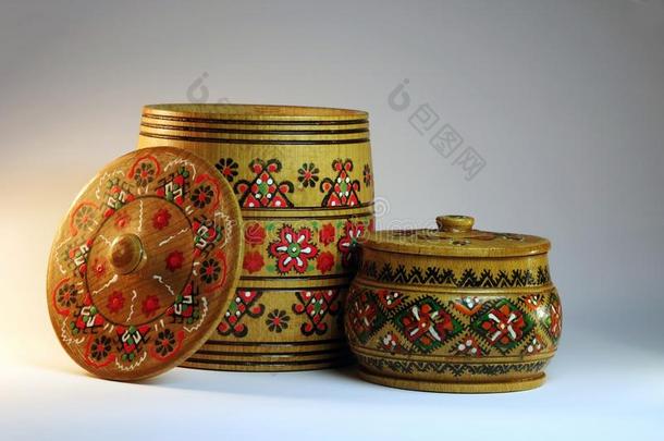 手工做的老的乡村的木制的罐子和有色的装饰