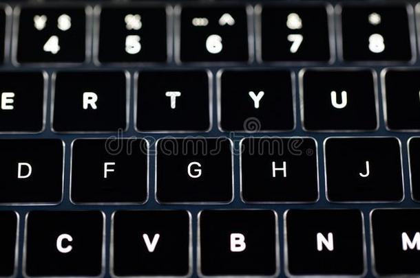 照片关于计算机键盘键盘从背后照亮的键盘