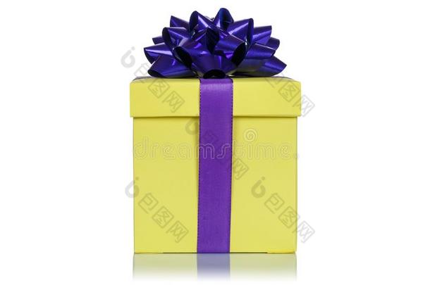 圣诞节生日赠品现在的婚礼黄色的盒隔离的向wickets三柱门