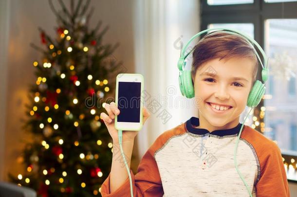 男孩和智能<strong>手机</strong>和耳机向圣诞<strong>节</strong>