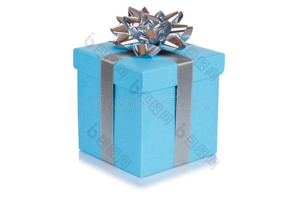 生日赠品圣诞节现在的蓝色盒隔离的向白色的后面