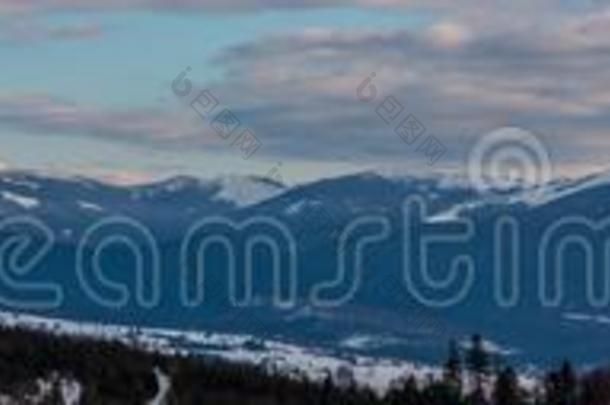 傍晚黎明冬雪大量的山背脊乌克兰,汽车
