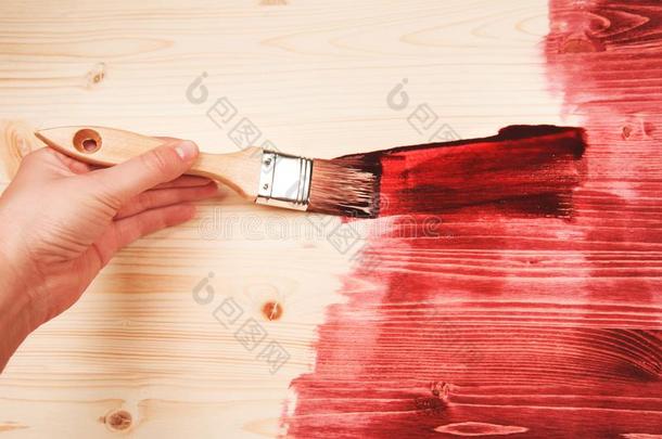 手绘画红色的颜色向木制的表