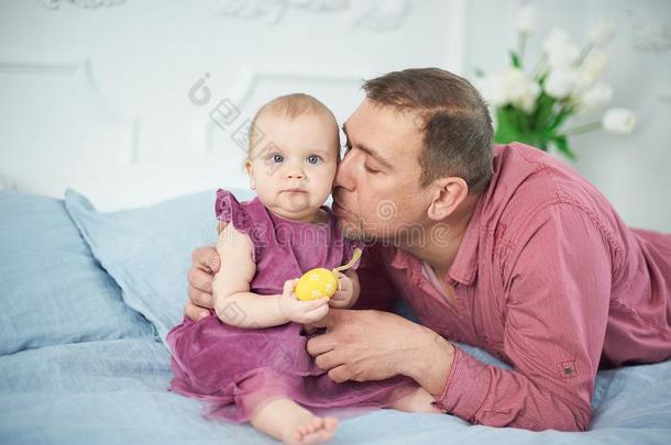 肖像关于爱的父亲演奏和他的10月老的婴儿采用