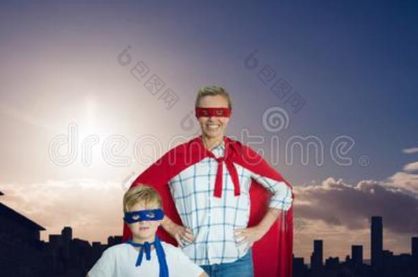 混合成的影像关于母亲和儿子假装向是超级英雄