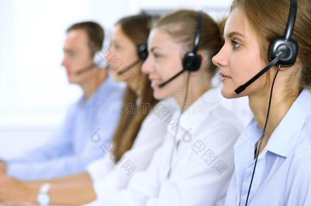 呼唤中心经营者采用戴在头上的耳机或听筒在期间consult采用g顾客.心灵<strong>手报</strong>