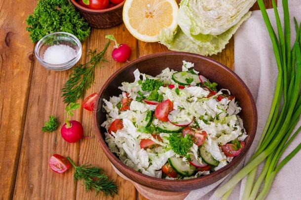健康的沙拉和新鲜的蔬菜,草本植物,柠檬果汁和oliveoil橄榄油