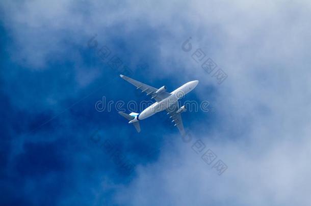 飞机在之间云