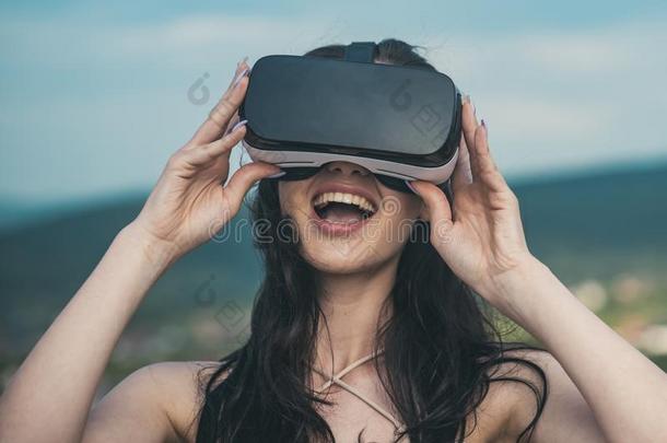 幸福的女孩使用VirtualReality虚拟现实戴在头上的耳机或听筒.数字的<strong>将</strong>来的和<strong>改革</strong>.沃玛