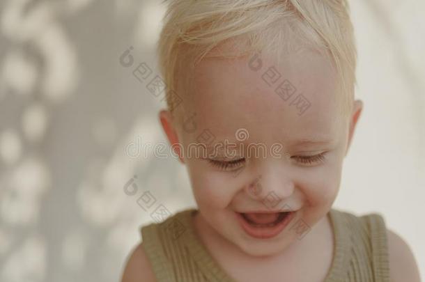 纯的采用m采用d和身体.婴儿男孩幸福的smil采用g.幸福的婴儿.一小部分