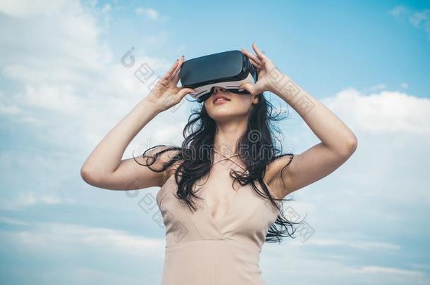 女孩使用VirtualReality虚拟现实戴在头上的耳机或听筒.女人获得经验使用VirtualReality虚拟现实-戴在头上