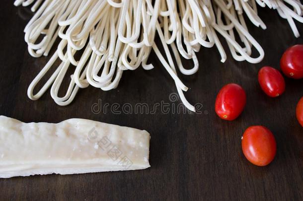 未煮过的组成部分关于意大利人面团和番茄和帕尔马干酪英语字母表的第3个字母
