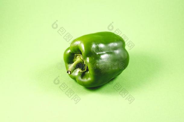 绿色的红辣椒胡椒越过绿色的背景/绿色的红辣椒关-英语字母表的第21个字母
