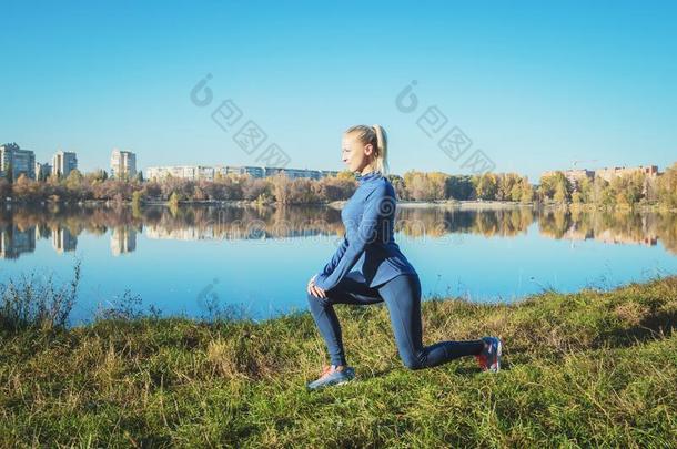 美丽的<strong>像</strong>运动家的女人做运动痛苦采用指已提到的人公园,户外的