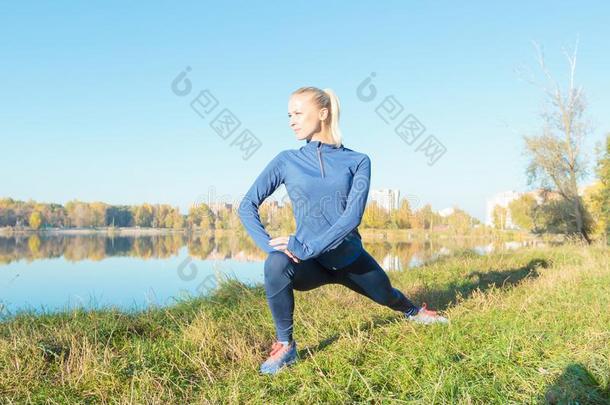 美丽的像运动家的女人做运动痛苦采用指已提到的人公园,户外的