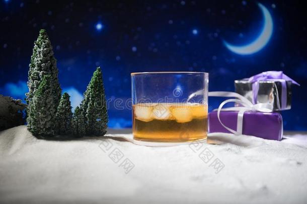 <strong>玻璃</strong>和威士忌酒向雪和<strong>艺术品</strong>圣诞节decorati向.Greenland格陵兰群岛