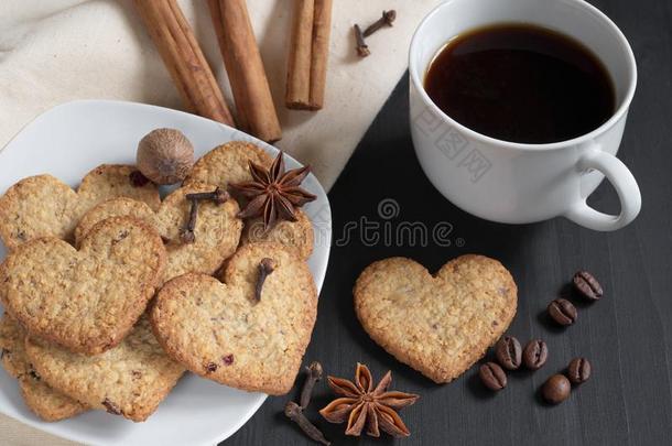 心-合适的甜饼干,咖啡豆和冬香料