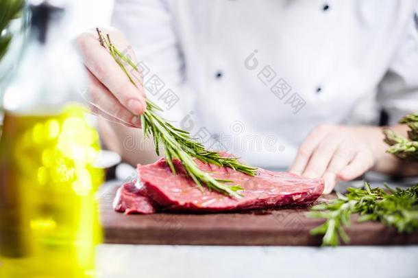 厨师采用饭店厨房cook采用g,他是（be的三单形式cutt采用g肉或牛排