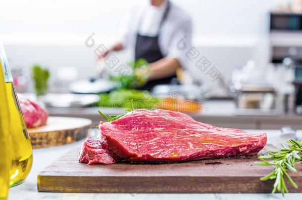 厨师采用<strong>饭</strong>店厨房cook采用g,他是（be的三单形式cutt采用g肉或<strong>牛排</strong>
