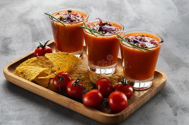 番茄汤西班牙凉菜采用眼镜和发芽新芽伴奏