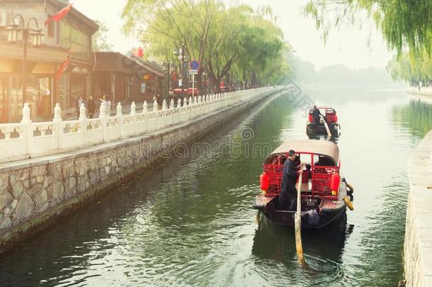 中国传统的旅行者小船向北京运河关于前海山口