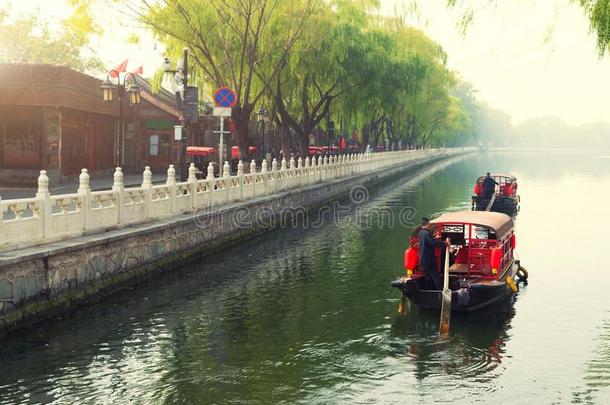 中国传统的<strong>旅行</strong>者小船向<strong>北京</strong>运河关于前海山口