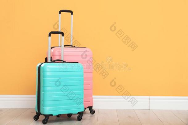 手提箱充满的为旅行向地面在近处颜色walnut胡桃