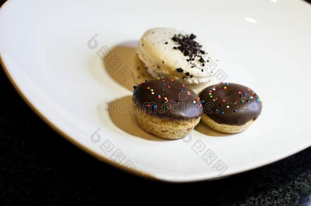 “白心”黑人奥利奥奶油夹心巧克力饼干蛋白杏仁饼干和巧克力甜饼干