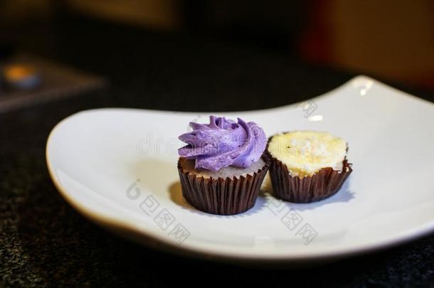 淡紫色的紫色的袖珍型的东西纸杯蛋糕为餐后甜食