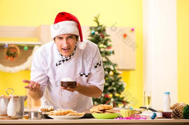 指已提到的人年幼的厨师丈夫工作的采用厨房在圣诞节前夕