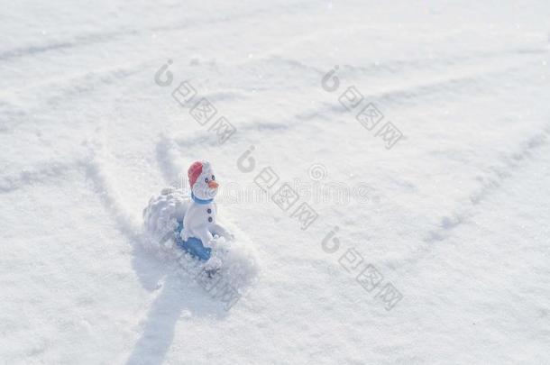 美丽的雪人向自然的雪堆.