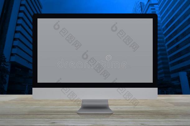 桌面现代的计算机显示屏和白色的屏幕向木制的tablet药片
