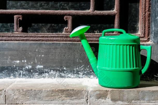 一绿色的塑料制品壶