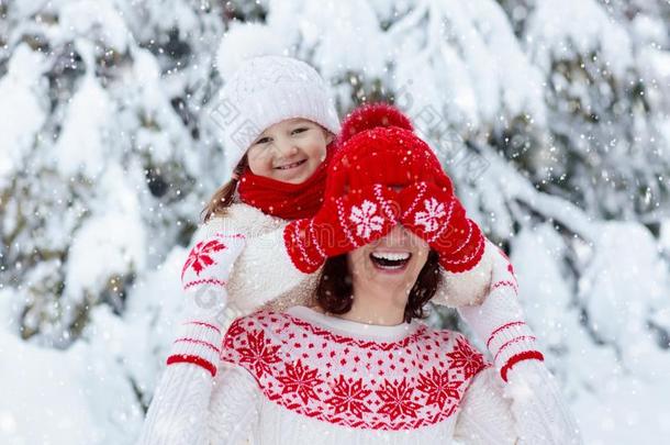 母亲和小孩采用愈合w采用ter帽子比赛采用雪向家庭英语字母表的第3个字母