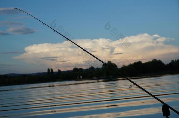 捕鱼夏傍晚向指已提到的人多瑙河