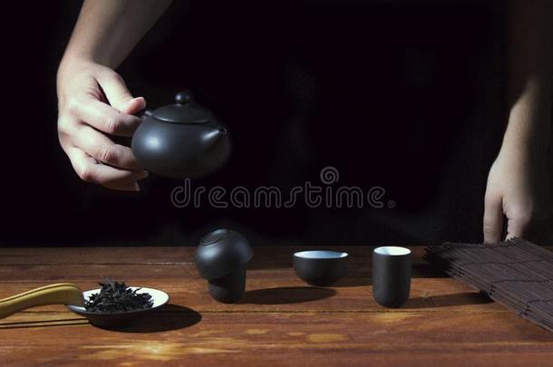 中国人传统的茶水典礼向黑的背景