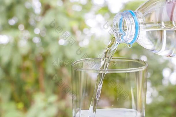 传布关于清楚的喝水从瓶子进入中指已提到的人玻璃向罗嗦
