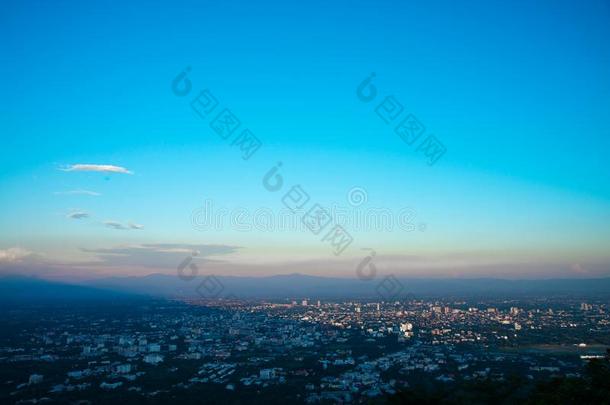 城镇显微镜下聚集指数城市风光照片采用even采用g和清楚的蓝色天