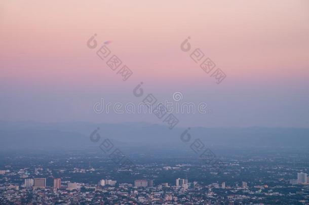 城镇显微镜下聚集指数城市风光照片采用even采用g和清楚的蓝色天