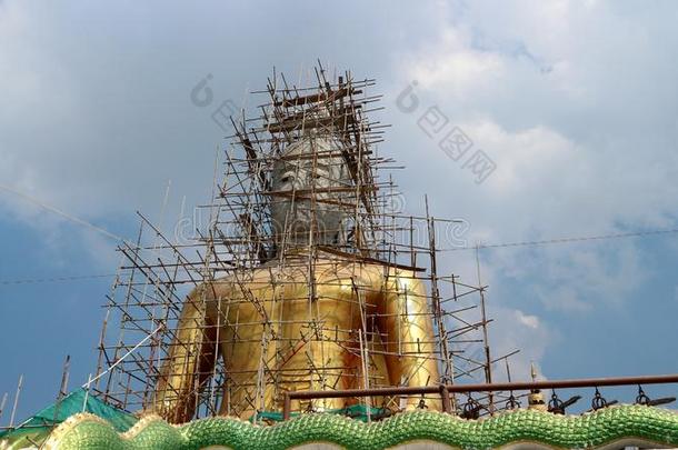 巨人金色的佛在下面翻新在佛教的庙W在猛击