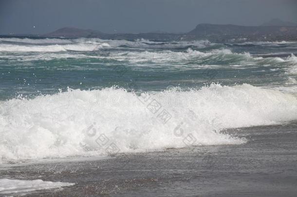 波浪和白色的起泡沫