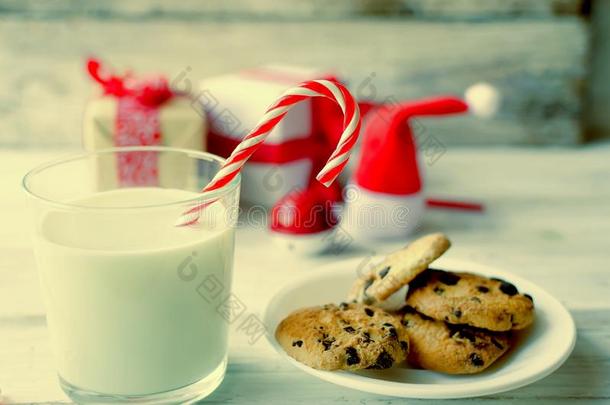 一玻璃关于奶和糖果和甜饼干和巧克力碎片为英文字母表的第19个字母