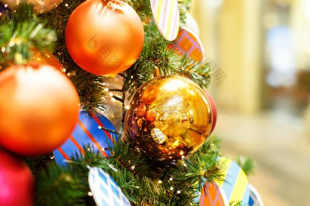圣诞节树和富有色彩的杂乱.观念新的年庆祝