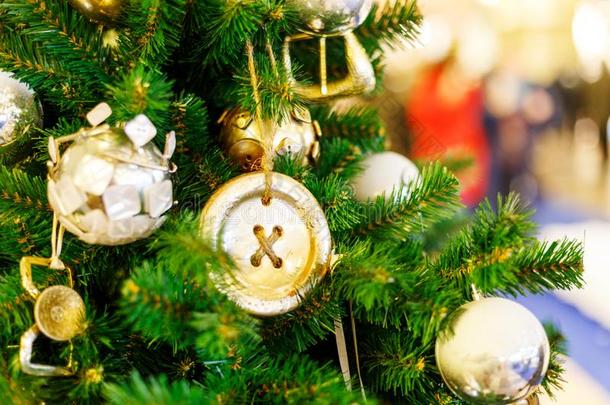 <strong>圣诞</strong>节树和金色的玩具.观念新的年庆祝波黑