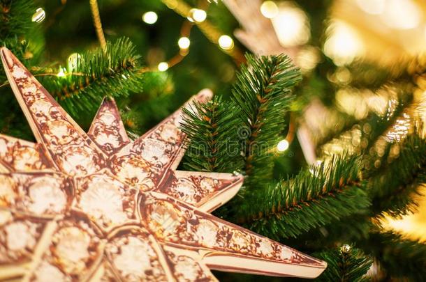 圣诞节树和金色的玩具.观念新的年庆祝波黑